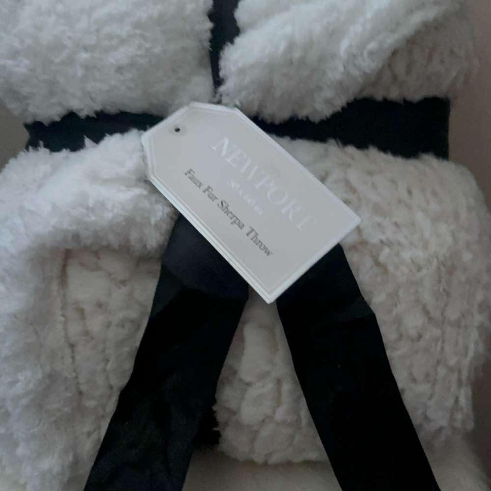 Newport Cream Faux Fur Sherpa Throw Size 50x60 inch! NWT - Picture 4 of 7